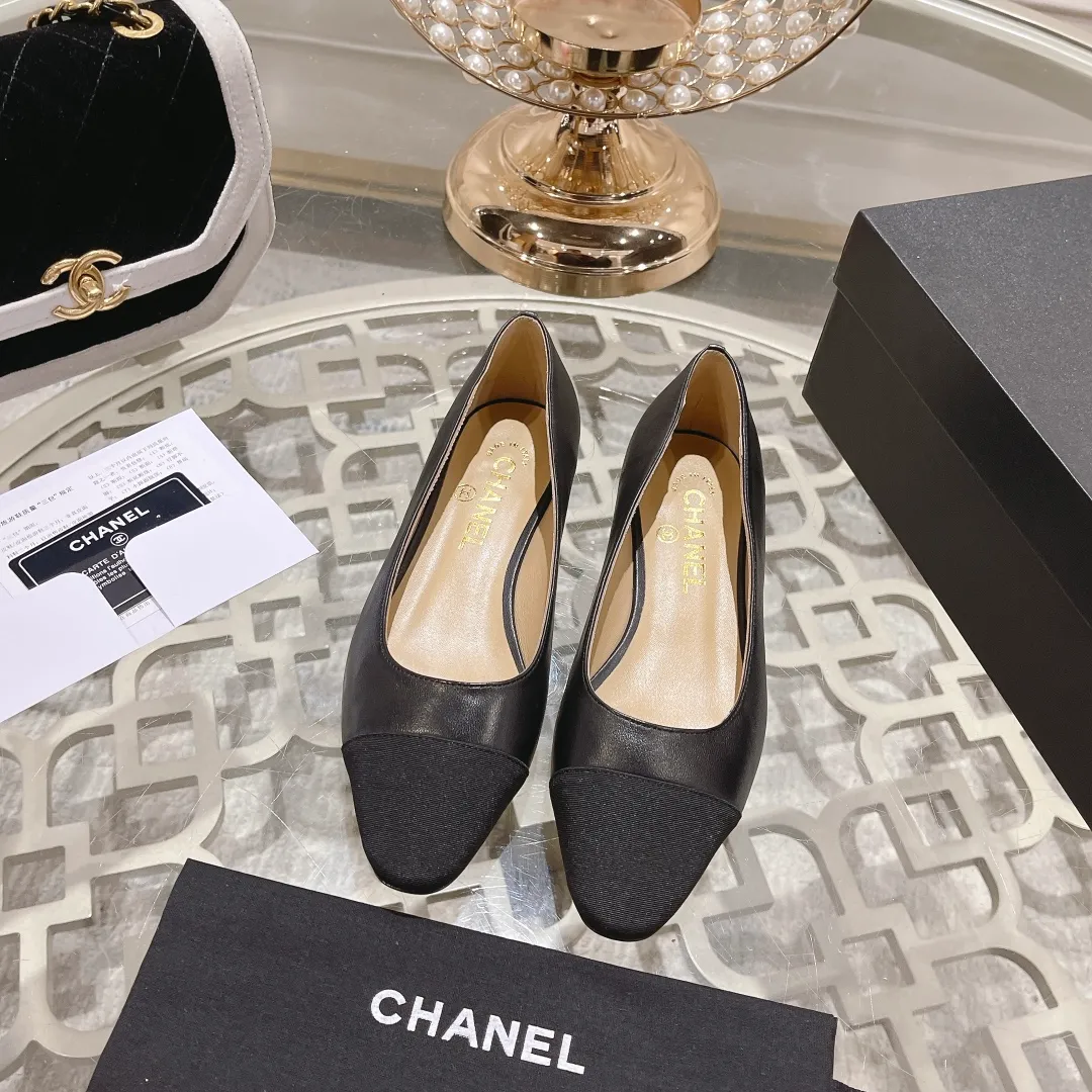 👟👟Ex-factory price 440👟👟 Chanel - Spring and summer classic color-blocked thick heel single shoes ⚠ Fashionable catwalk style ❤ Mixed splicing colors, empty toe style on the inside, 2.5cm thick heel with small logo embellishment, a fashionable interpretation! How to match the series to look good! Original customized wood-colored genuine leather outsole, imported sheepskin surface, goatskin lining for feet... 34-40 regular size (41.42.43 custom-made, non-returnable) 🎁Latest full set of packaging at the counter
